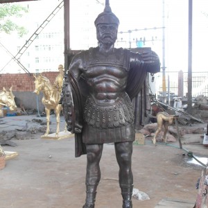 Guerrero humano romano de bronce con lanza
