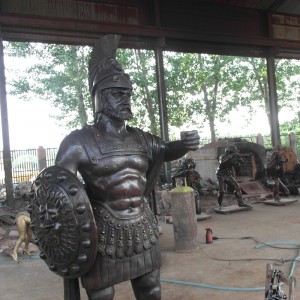 Jarumin ɗan adam na Bronze na Roman da mashi