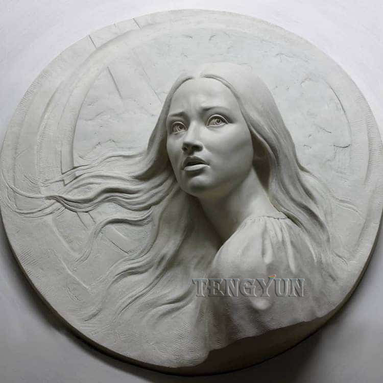Каменен релеф Статуя на дама от бял мрамор Релеф на стената Представено изображение
