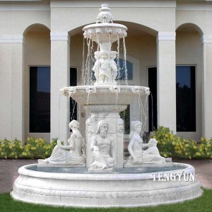 Vrtna fontana s izrezbarenim katovima od bijelog mramora