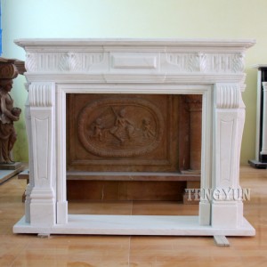 白い大理石の家の装飾的な石造りの暖炉