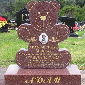 Sculptures sur pierre sculptées à la main, monument de pierres tombales de bébé en forme d'ours en granit rouge pour la décoration de cimetière