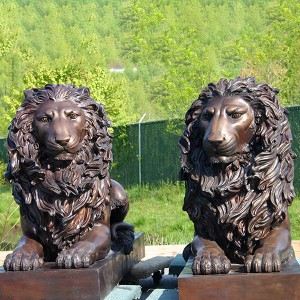 Bronzas savvaļas lauvas skulptūra ar bumbu
