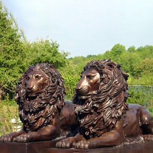 Escultura de león salvaje de bronce con bola