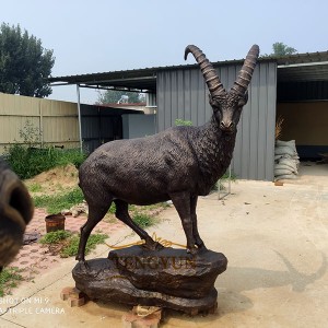 Brązowa dekoracja ogrodowa statua kozy