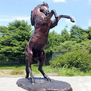 Veľký bronzový chovný kôň