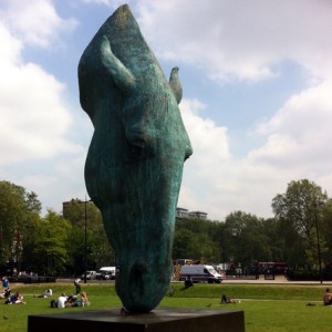 Liiga suur pronksist hobusepea skulptuur