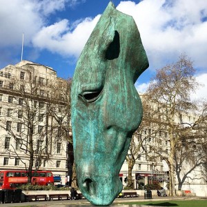 Велика скульптура з бронзової голови коня