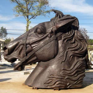 Lielgabarīta bronzas zirga galvas skulptūra