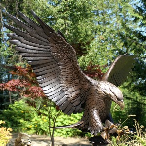Dzīvā izmēra bronzas ērgļa skulptūra