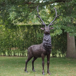 Estàtua de cérvol de bronze a mida de la fauna
