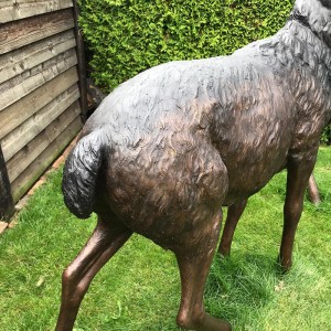 Brončani kip jelena veličine divlje životinje