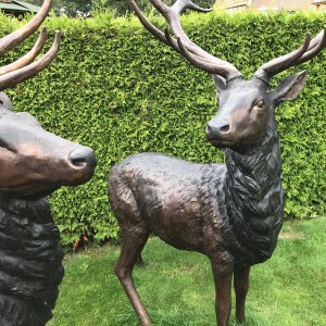 Bronzová socha jelena ve velikosti divoké zvěře