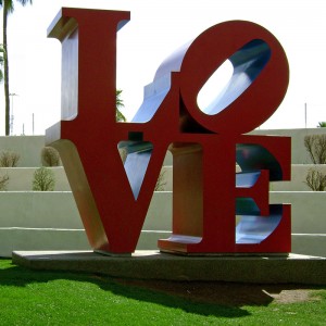 سٹینلیس سٹیل کا خط محبت کا مجسمہ