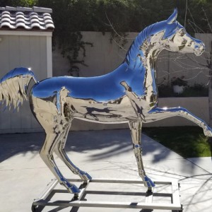 Scultura di cavallu in acciaio inox a grandezza naturale