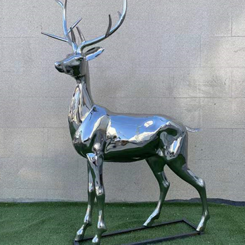 等身大のステンレス製の鹿の彫刻