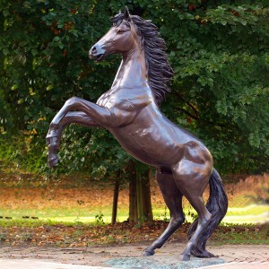 Liela izmēra bronzas audzēšanas zirgs