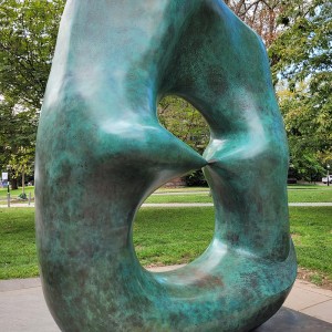 Escultura abstracta de bronce