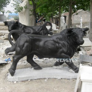 庭の装飾のための実物大の大理石の雄牛の彫刻