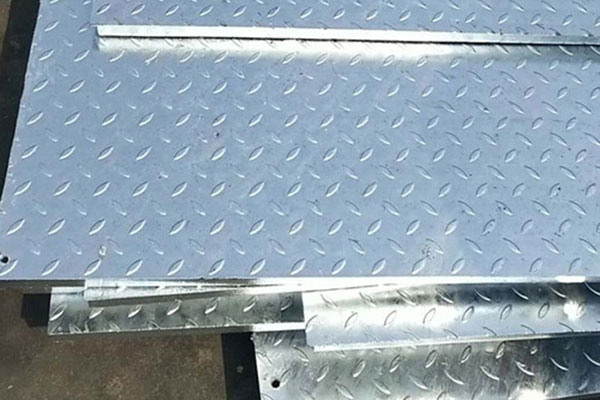 What is a composite steel grating? It is the steel grating with advanced feeling!