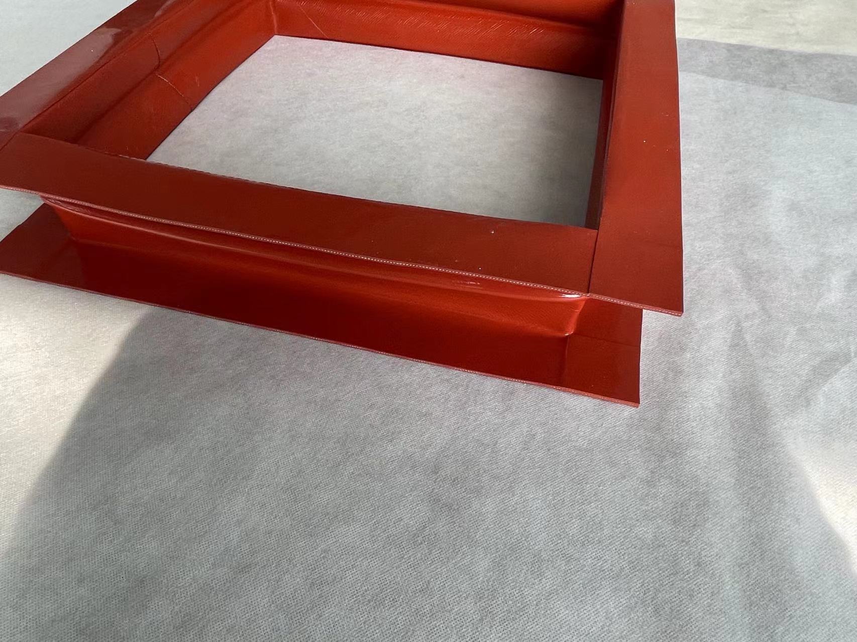 What are the characteristics of the silicone cloth expansion joint in terms of material?