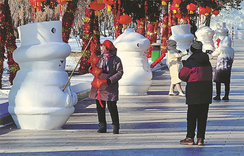 Oamenii de zăpadă mai mici sunt un succes pentru petrecărații din Harbin