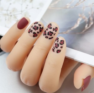 Stick opaco a copertura totale sulle unghie con disegni leopardati