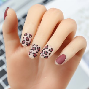 Mate de cobertura completa en las uñas con diseños de leopardo