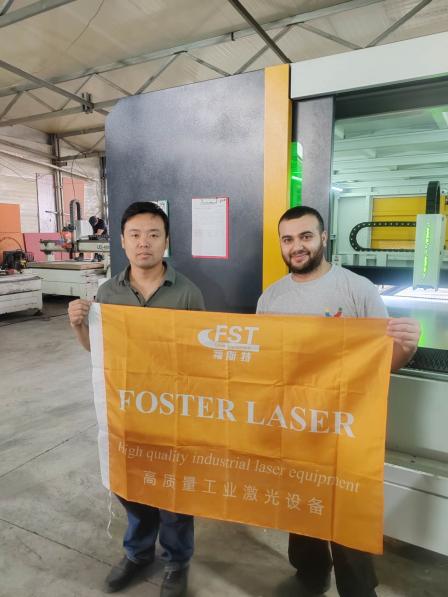 Liaocheng Foster Laser Science & Technology recebe elogios por ajudar cliente israelense na instalação de máquina de corte a laser de fibra