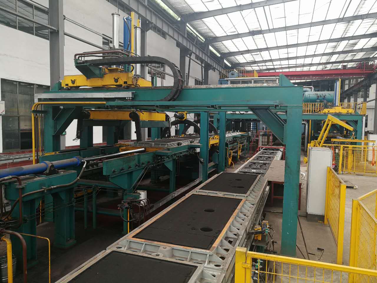 What is the hydraulic control principle of the automatic molding machine?