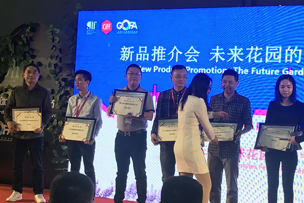 Kabar Apik: Manajer Umum Michael Wang menang gelar "wali" Asosiasi Furnitur Luar Ruangan Guangdong
