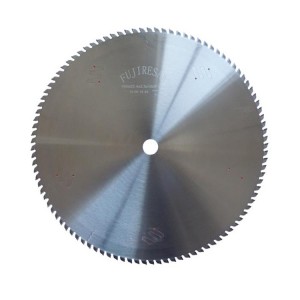 пильный диск на съемнике, чтобы распилить алюминиевый профиль