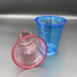 Mga disposable na tasa ng inuming plastik