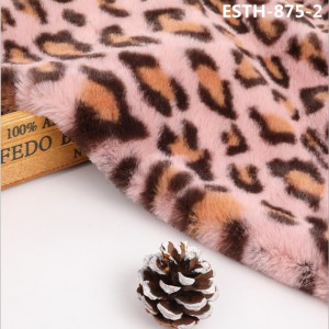 Pelliccia di coniglio leopardata lavorata a maglia
