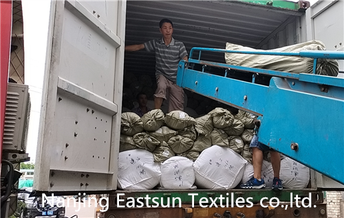 Sunnuntainakin Eastsun textiles on edelleen kiireinen kontin lastauksessa