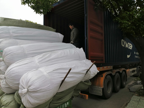 40 fot hög container med fuskpälsmattor skickas ut till palestinsk kund