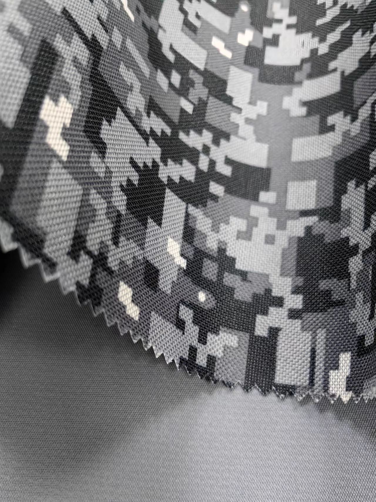 Grossist 600D polyestergrå digital kamouflagetryckt Oxford-tyg med PVC-baksida för ryggsäcksväskor