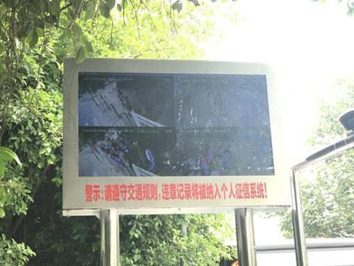 Wie verwendet die Polizei von Shenzhen ein Drehkreuz mit Drehtür, um Jaywalking zu stoppen?
