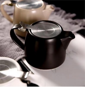 Китайский керамический чайник с заварочным устройством.