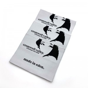 कपड्याच्या टी-शर्टसाठी घाऊक कस्टम लोगो धुण्यायोग्य सरळ विणलेले लेबल टॅग