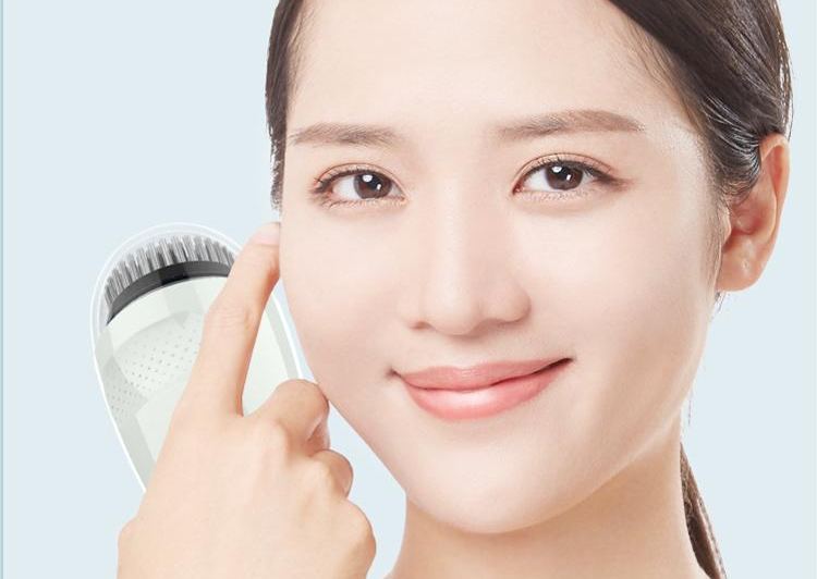 A escova de limpeza facial é realmente útil?