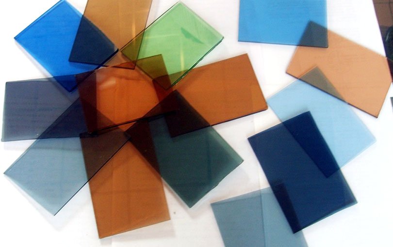 Getöntes Glas mit bronzefarbener, grauer, grüner, blauer, rosa Farbe