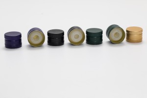 Ang pabrika naghimo og 30.9 * 24mm nga customized logo cap nga adunay PE insert alang sa botelya sa lana