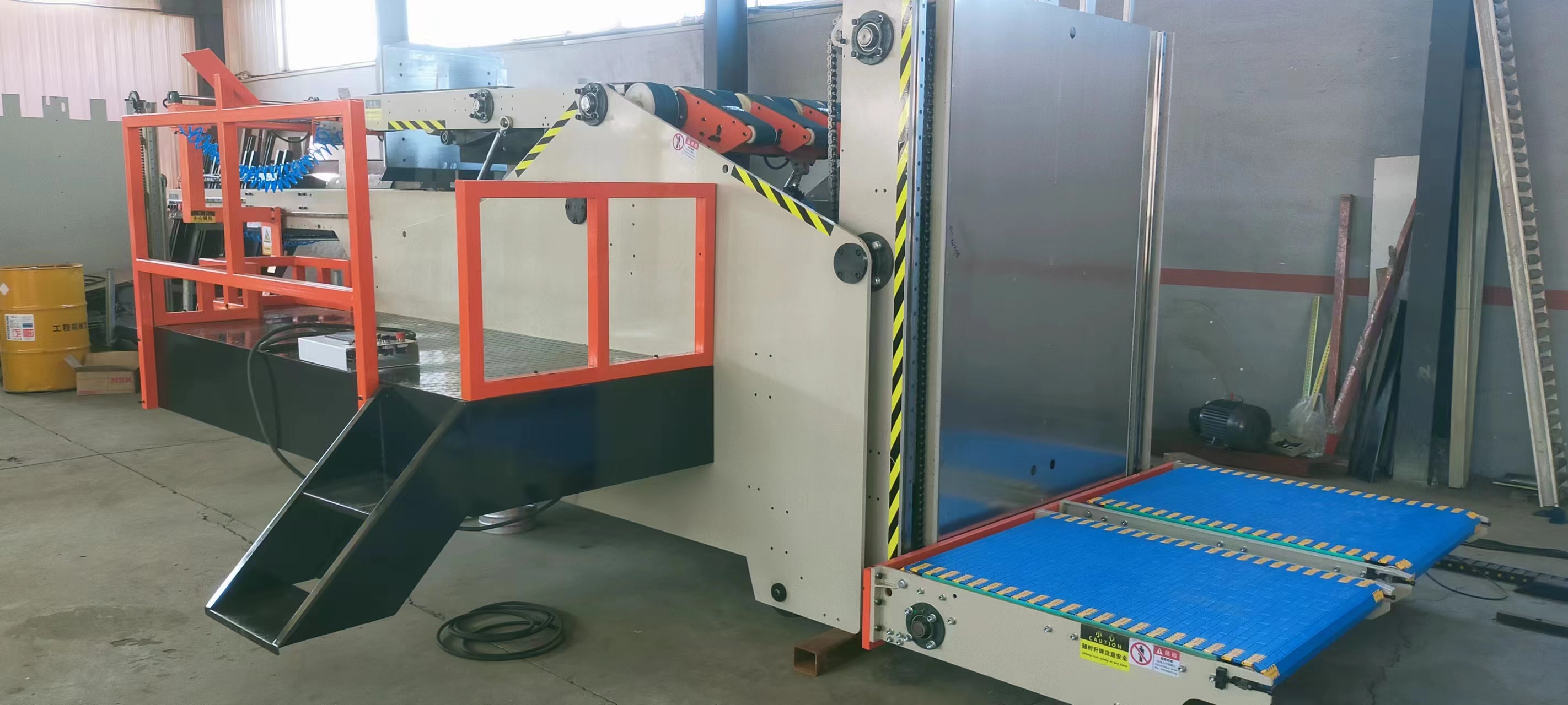 Automatinis tiektuvas, skirtas pjaustytuvui ir spausdintuvui