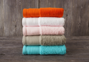 La toalla de baño fija el logotipo modificado para requisitos particulares toalla de baño bordada de lujo del algodón