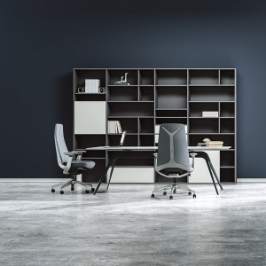 Луксузна сива тапациран канцелариски стол со потпирач за глава