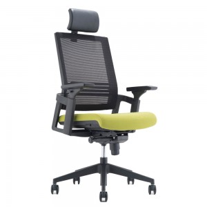 Зручне офісне крісло зі шкіряним підголівником