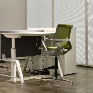Մեջտեղի պտտվող բարակ նստարան Գրասենյակային աթոռներ համընկնում են խելացի բարձրացնող սեղանների հետ