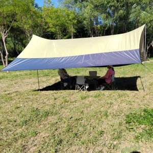 Tendë hijesh me tendë kampeje në natyrë