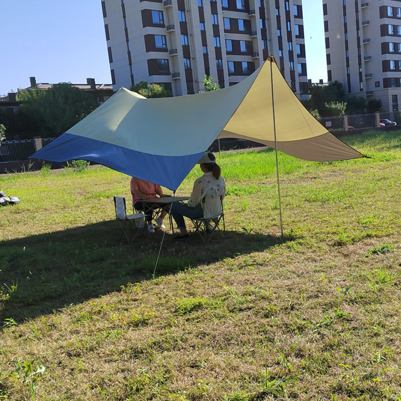 Les tentes à auvent offrent une option supplémentaire pour le camping en plein air.